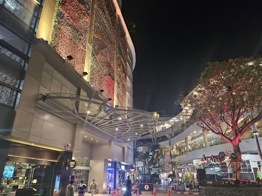  W District nightlife Ekkamai